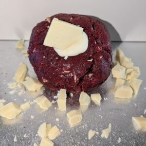 Vers afgebakken Red velvet koekje met witte chocolade en een Mon Chou vulling