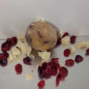 Bevroren cranberry witte chocolade koekjesdeeg om zelf te bakken