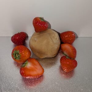 Bevroren Strawberry Cheesecake koekjesdeeg om zelf te bakken met aardbeicheesecake vulling