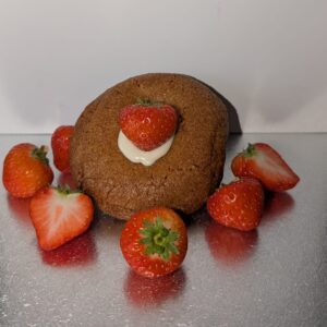 Vers afgebakken koekje met een strawberry cheesecake vulling