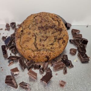 Vers afgebakken Chocolate Chip koekje pure en melk chocolade